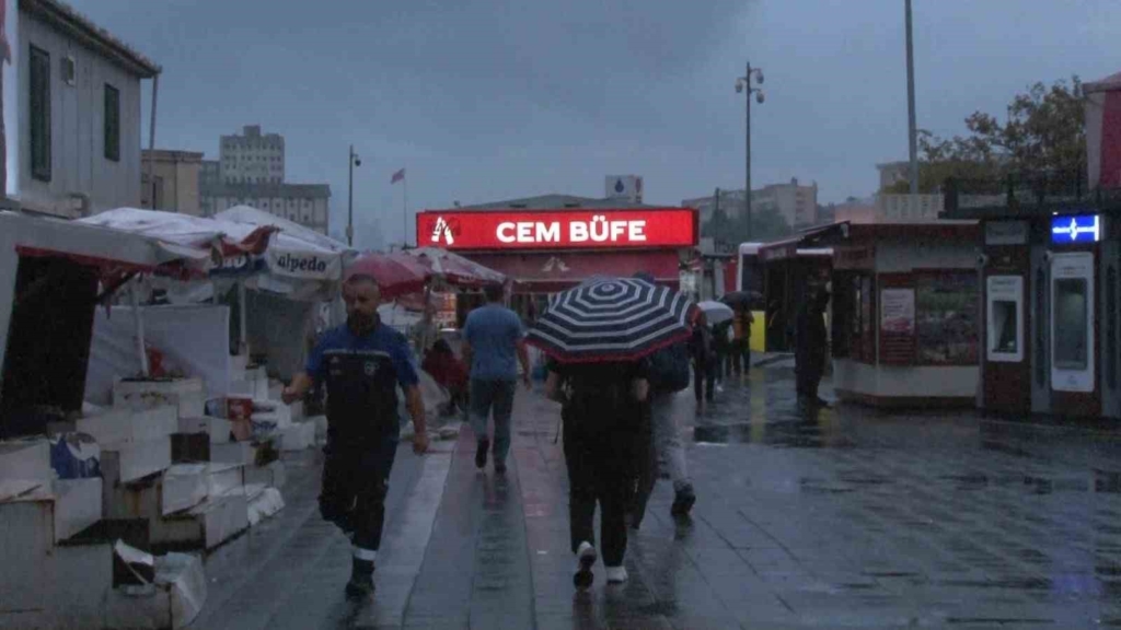 İstanbul Anadolu Yakası’nda sağanak yağış başladı